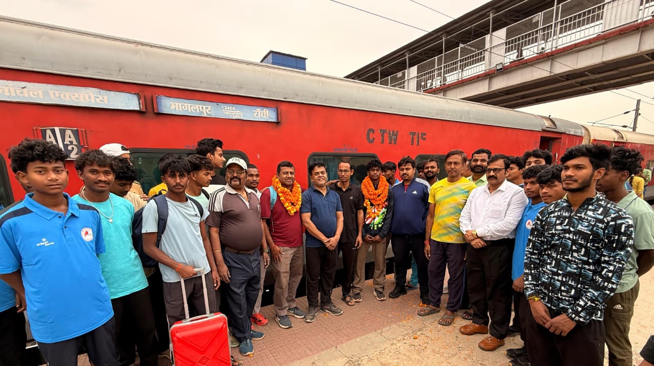 प्रथम खेलो इंडिया ट्राइबल गेम्स में रजत पदक , लौटने पर ज़ोरदार स्वागत