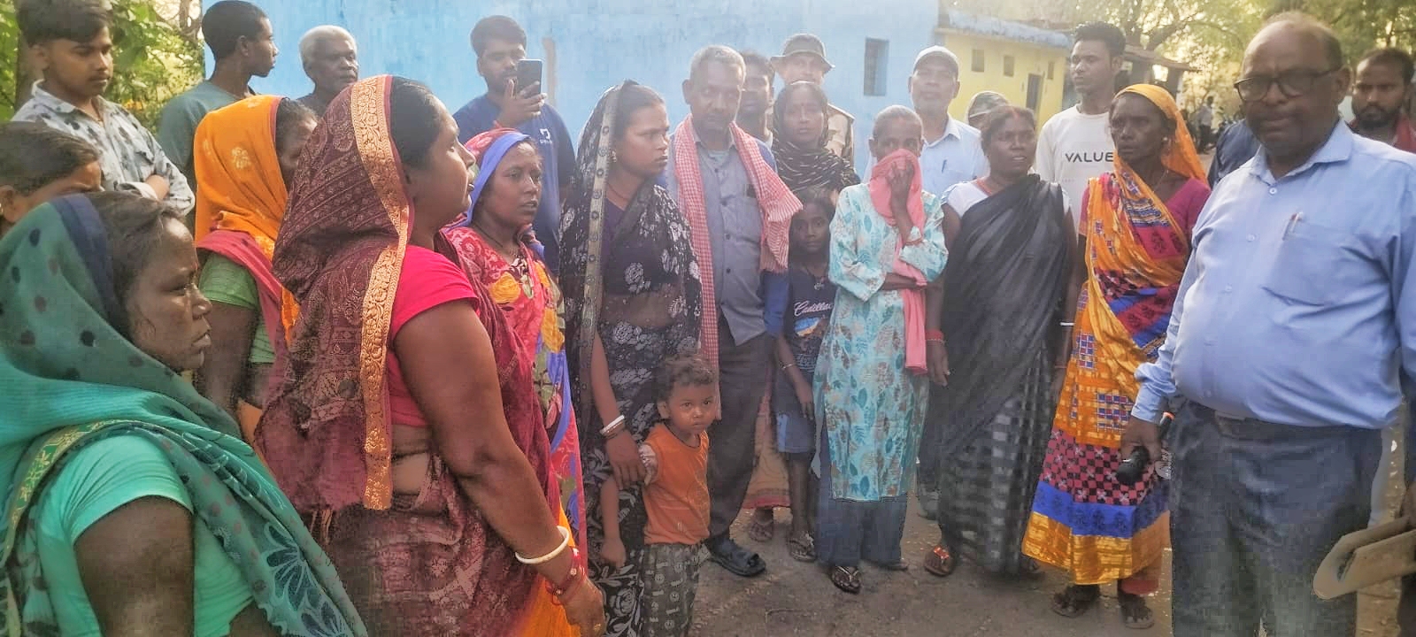 टांडाबारी भू-धंसान क्षेत्र का निरीक्षण, ग्रामीणों को सतर्क रहने की हिदायत ।