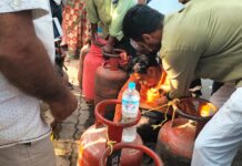 गैस संकट गहराया: सुबह से लंबी कतार, एक व्यक्ति बेहोश — सड़क जाम से बढ़ी परेशानी