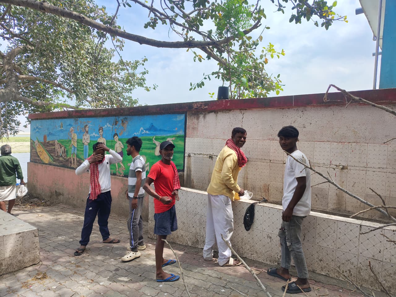 मुनिलाल श्मशान घाट पर वार्ड नंबर 11 के पार्षद ने लगाया नल