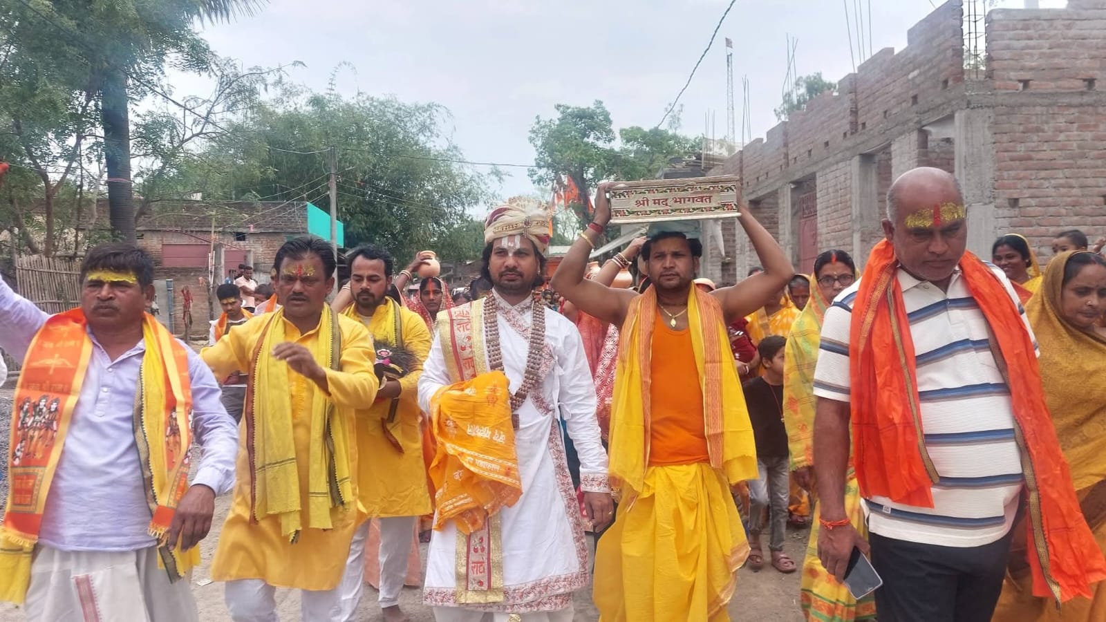 श्रीमद भागवत कथा का हुआ शुभारंभ,भव्य कलश यात्रा निकाली गई