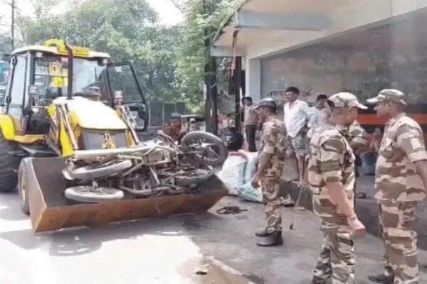 Dhanbad News: अवैध कोयला ढुलाई के खिलाफ CISF की कार्रवाई, दो बाइक समेत 20 बोरी कोयला जब्त