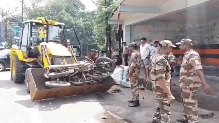 Dhanbad News: अवैध कोयला ढुलाई के खिलाफ CISF की कार्रवाई, दो बाइक समेत 20 बोरी कोयला जब्त