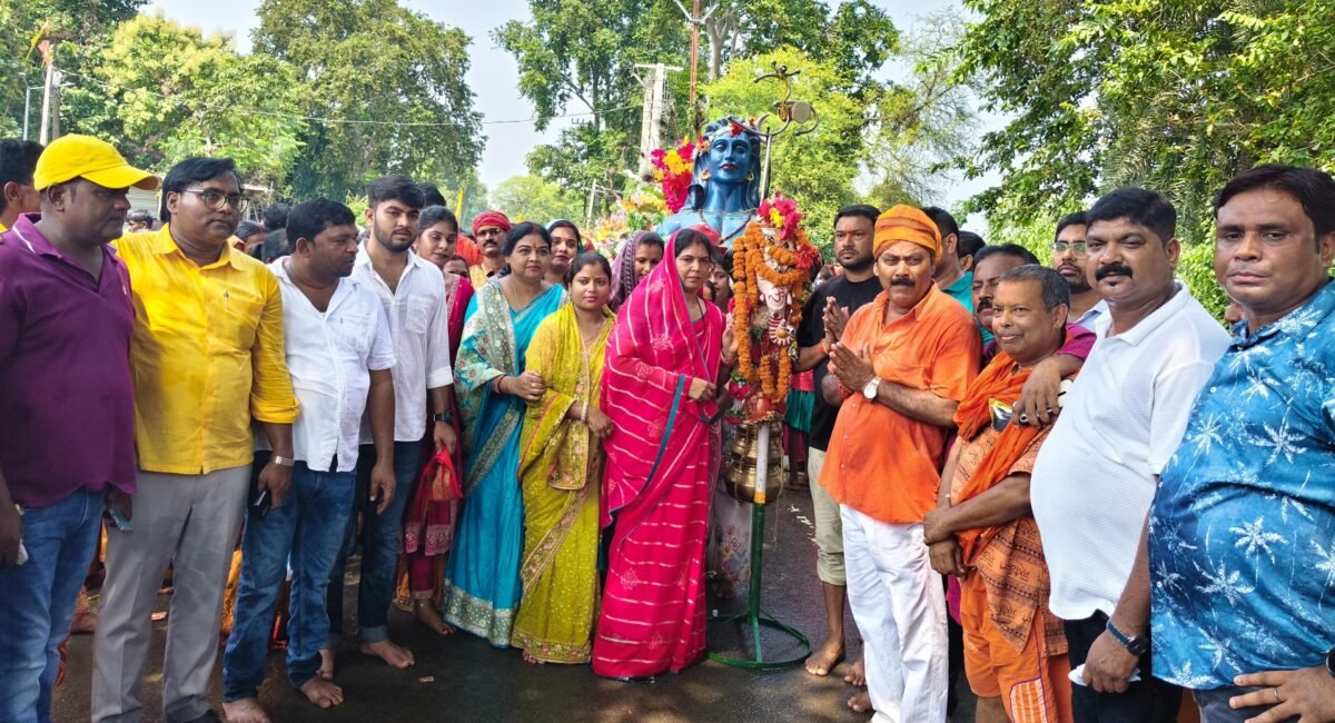 Godda News: बासुकीनाथ पेट्रोल पंप पर 108 फीट कांवरियों का भव्य स्वागत, जयकारों से भक्तिमय हुआ माहौल