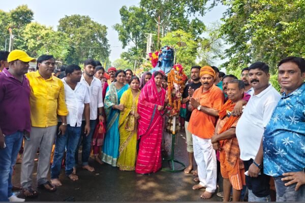 Godda News: बासुकीनाथ पेट्रोल पंप पर 108 फीट कांवरियों का भव्य स्वागत, जयकारों से भक्तिमय हुआ माहौल