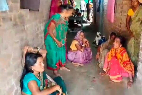 Godda News: बिजली का तार ठीक करने को लेकर विवाद, से मारपीट के बाद छत से फेंकने का आरोप