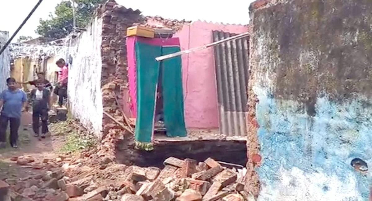 Dhanbad News: धनबाद के लोयाबाद में फिर धंसी जमीन, चार मकान चपेट में; दो पूरी तरह जमींदोज