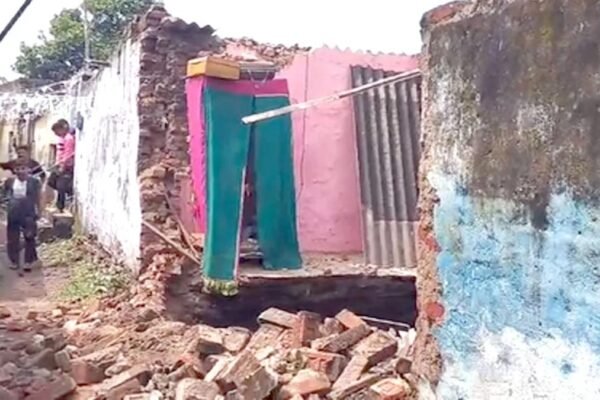 Dhanbad News: धनबाद के लोयाबाद में फिर धंसी जमीन, चार मकान चपेट में; दो पूरी तरह जमींदोज