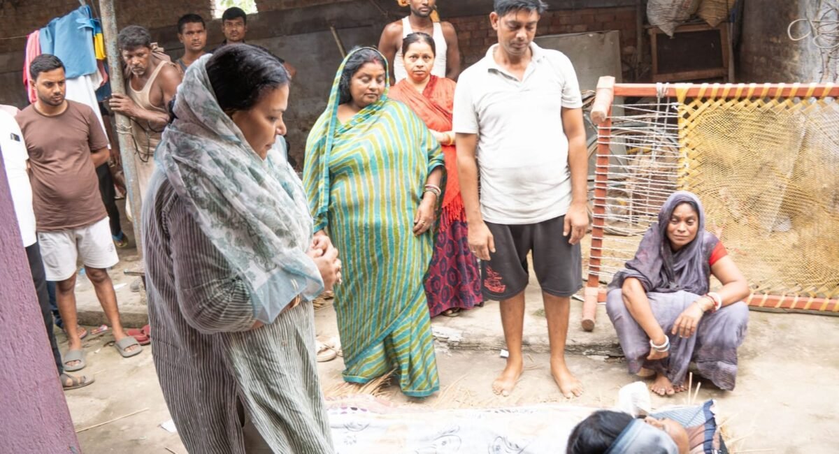 Godda News: सेवानिवृत्त शिक्षक के निधन पर मंत्री ने जताया शोक, परिजनों से मिलकर बंधाया ढांढस