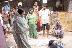 Godda News: सेवानिवृत्त शिक्षक के निधन पर मंत्री ने जताया शोक, परिजनों से मिलकर बंधाया ढांढस