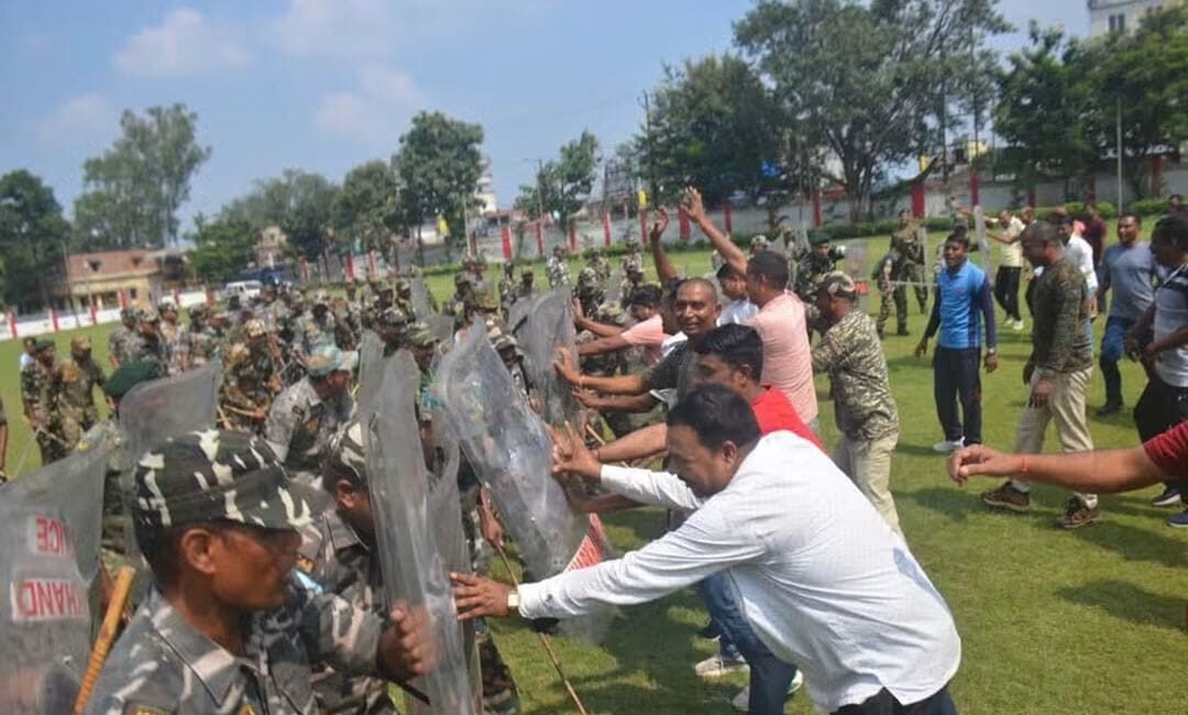 Dhanbad News: भीड़ नियंत्रण और त्वरित कार्रवाई का अभ्यास: धनबाद में एसएसपी के निर्देश पर पुलिस ने की मॉक ड्रिल