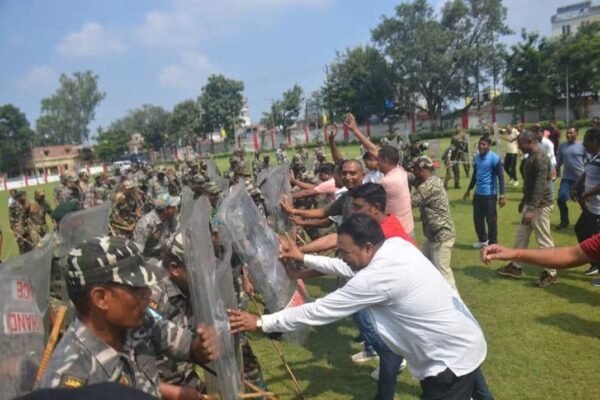Dhanbad News: भीड़ नियंत्रण और त्वरित कार्रवाई का अभ्यास: धनबाद में एसएसपी के निर्देश पर पुलिस ने की मॉक ड्रिल