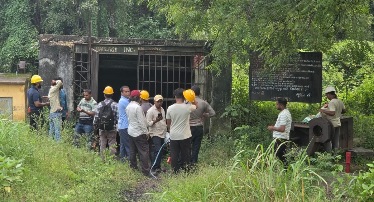Dhanbad News: आरके माइंस में चोरी का प्रयास, खदान के अंदर 4-5 लोगों के फंसे होने की आशंका
