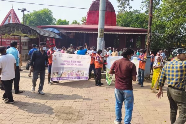 Dhanbad News: लिलोरी मंदिर परिसर में चला स्वच्छता अभियान, सांसद व नगर आयुक्त ने किया पौधारोपण