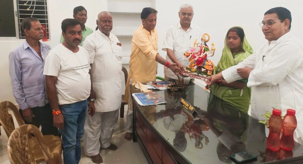 Dhanbad News: कोयला तस्करो के खिलाफ आवाज उठाने पर विजय झा ने पार्षद निरुपमा देवी को मां दुर्गा की प्रतिमा देकर किया सम्मानित