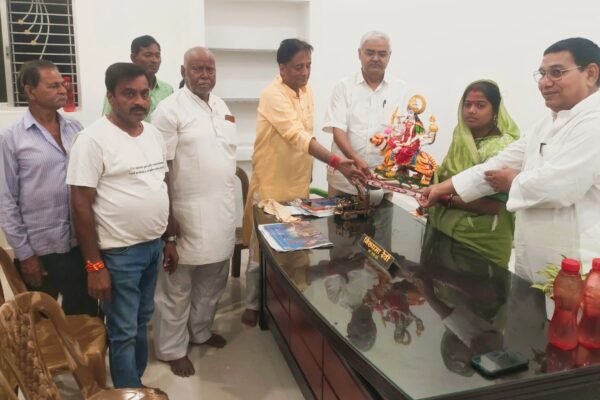 Dhanbad News: कोयला तस्करो के खिलाफ आवाज उठाने पर विजय झा ने पार्षद निरुपमा देवी को मां दुर्गा की प्रतिमा देकर किया सम्मानित