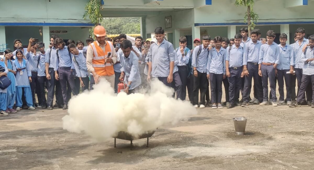 Dhanbad News: शहीद शक्तिनाथ महतो स्मारक इंटर कॉलेज में अग्नि सुरक्षा प्रशिक्षण शिविर आयोजित