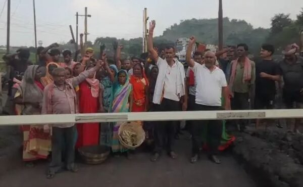 Dhanbad News: कुसुंडा कोलियरी में क्यों ठप हुई ट्रांसपोर्टिंग? कोयले के संकट से मजदूरों का फूटा गुस्सा