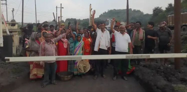 Dhanbad News: कुसुंडा कोलियरी में क्यों ठप हुई ट्रांसपोर्टिंग? कोयले के संकट से मजदूरों का फूटा गुस्सा