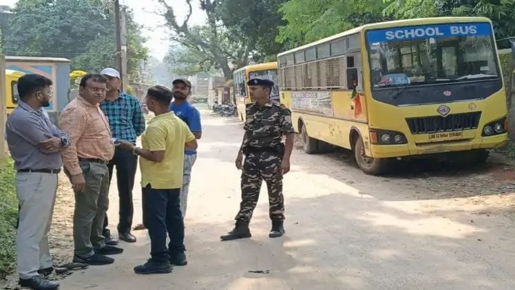 Dhanbad News: गोमो में स्कूली वाहनों पर परिवहन विभाग की सख्ती, 10 वाहनों पर एक लाख का जुर्माना