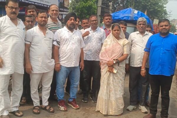 Dhanbad News: कतरास बचाओ संघर्ष मोर्चा के सदस्यों एवं आम दुकानदारों ने काला बिल्ला लगाकर जताया विरोध।