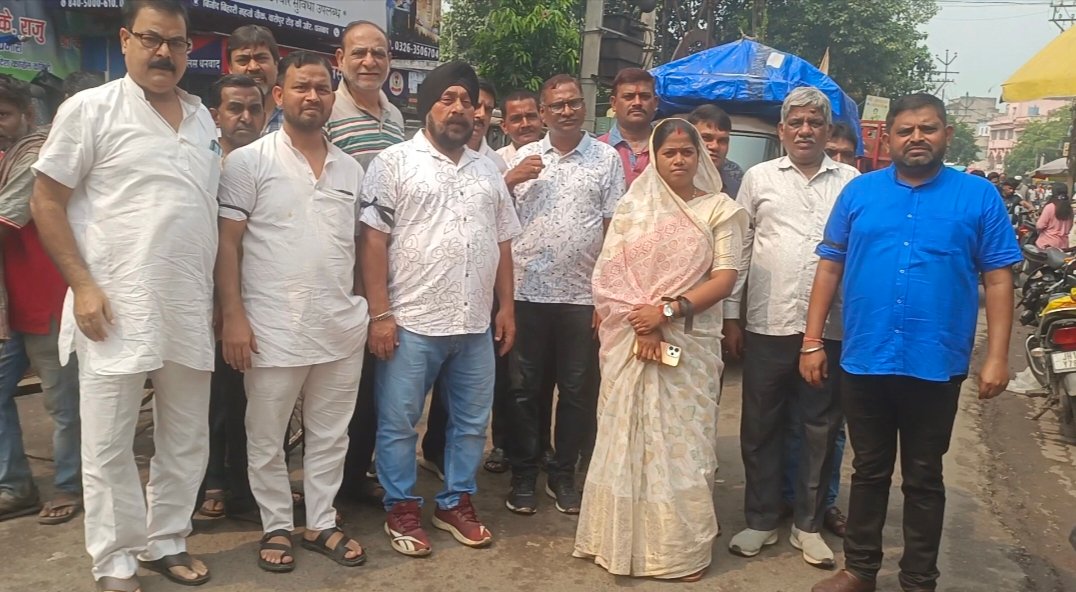 Dhanbad News: कतरास बचाओ संघर्ष मोर्चा के सदस्यों एवं आम दुकानदारों ने काला बिल्ला लगाकर जताया विरोध।