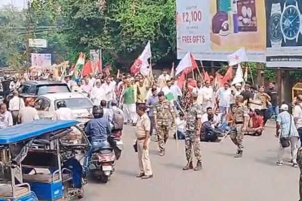 Dhanbad News: मतदाता सूची से नाम हटाने के विरोध में धनबाद में INDIA गठबंधन का उग्र प्रदर्शन, मुख्य निर्वाचन आयुक्त का फूंका पुतला