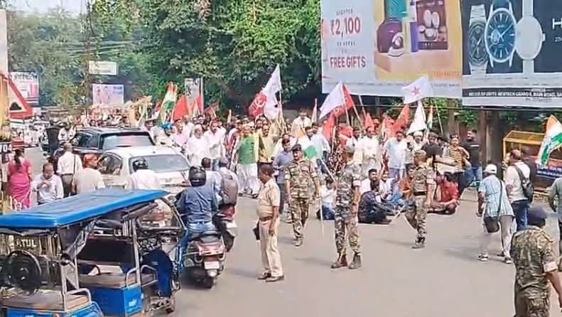 Dhanbad News: मतदाता सूची से नाम हटाने के विरोध में धनबाद में INDIA गठबंधन का उग्र प्रदर्शन, मुख्य निर्वाचन आयुक्त का फूंका पुतला