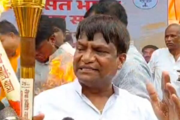 Dhanbad News: जलने से बचे बाघमारा विधायक शत्रुघ्न महतो, भीड़ में मची अफरा-तफरी, विधायक के कपड़े जले