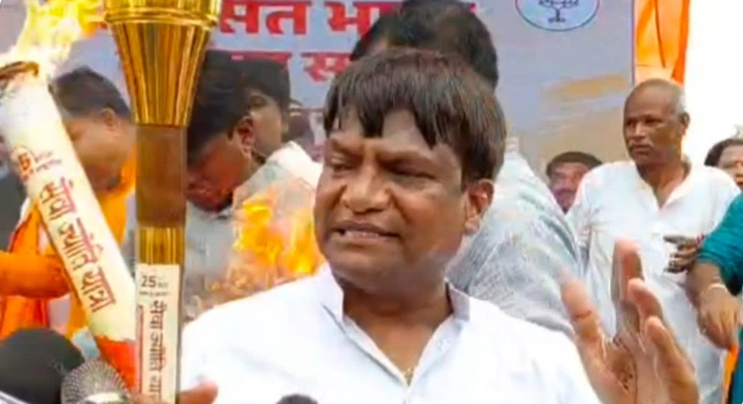 Dhanbad News: जलने से बचे बाघमारा विधायक शत्रुघ्न महतो, भीड़ में मची अफरा-तफरी, विधायक के कपड़े जले