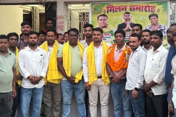 Dhanbad News: कतरास बाजार निवासी समाजसेवी राजेश स्वर्णकार ने थामा JLKM का दामन