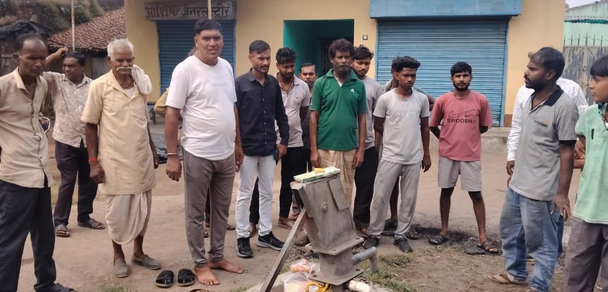 Dhanbad News: भावी मुखिया प्रत्याशी ने समरसेबल पंप लगवाकर जलापूर्ति बहाल कराई