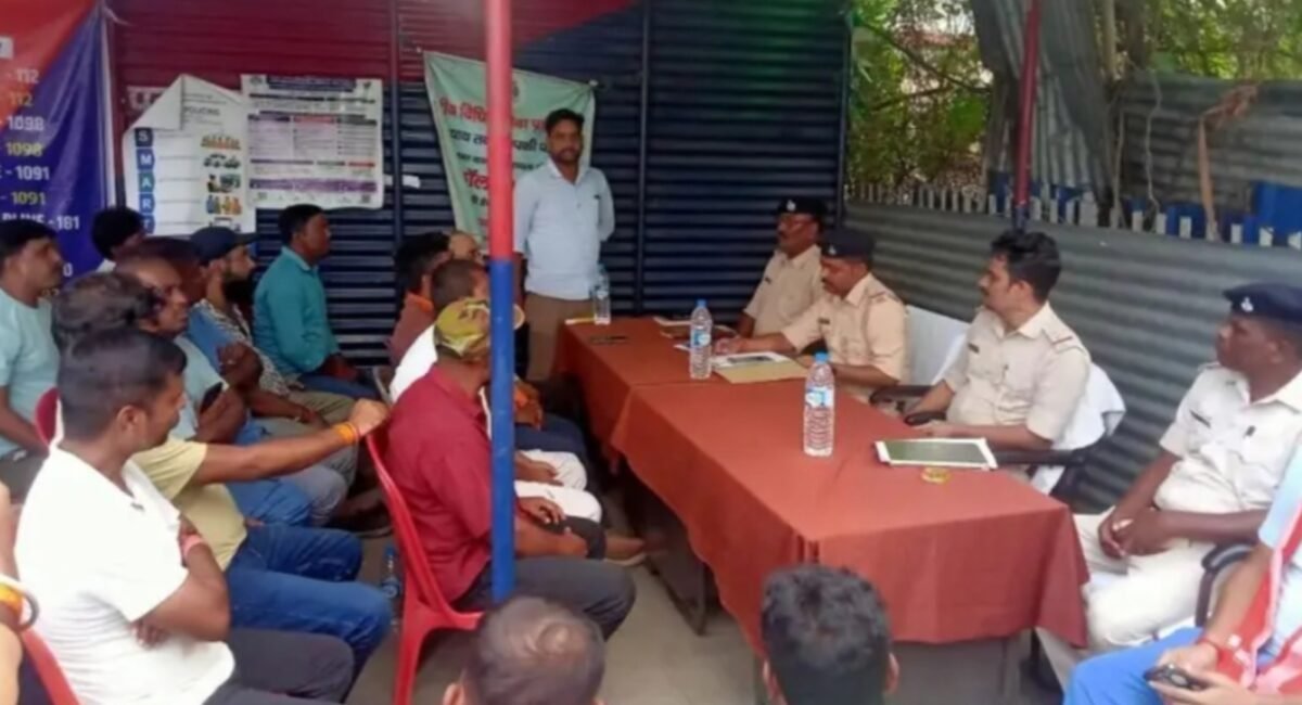 Rajmahal News: दुर्गा पूजा को लेकर तीनपहाड़ थाना में शांति समिति की बैठक।