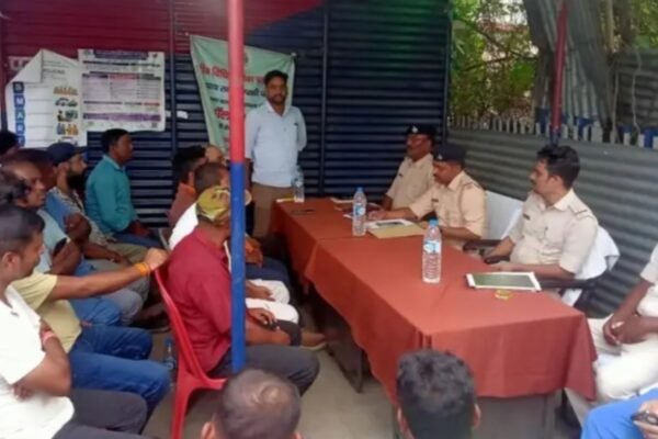 Rajmahal News: दुर्गा पूजा को लेकर तीनपहाड़ थाना में शांति समिति की बैठक।