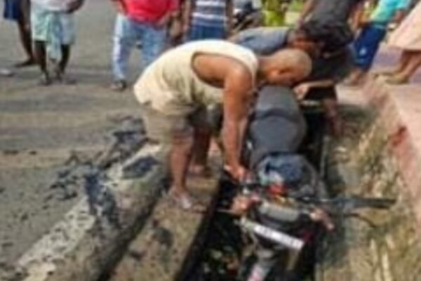 Tinpahar News: कुत्ता सामने आने से नाले में घुसी बाइक, पति-पत्नी और बच्ची घायल