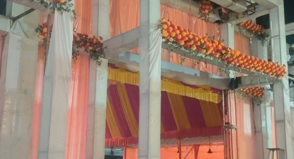 Sahibganj News: तीनपहाड़ मंदिर में दुर्गा पूजा की तैयारी तेज, आकर्षक सजावट से सज रहा पूजा पंडाल