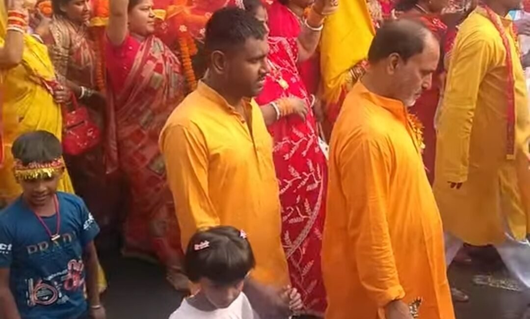 Sahibganj News: तीनपहाड़ में महासप्तमी पर भव्य कलश शोभायात्रा, 1200 से अधिक कन्याओं और महिलाओं ने लिया भाग