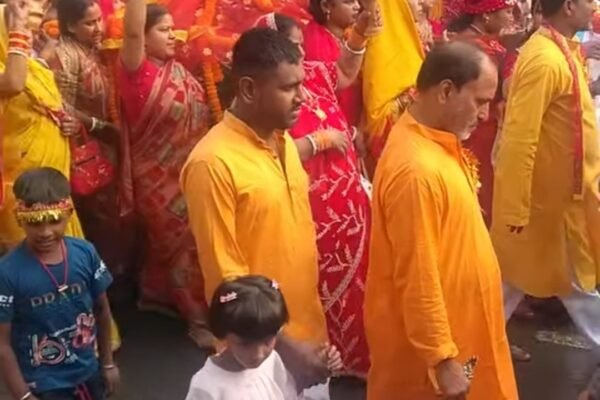 Sahibganj News: तीनपहाड़ में महासप्तमी पर भव्य कलश शोभायात्रा, 1200 से अधिक कन्याओं और महिलाओं ने लिया भाग