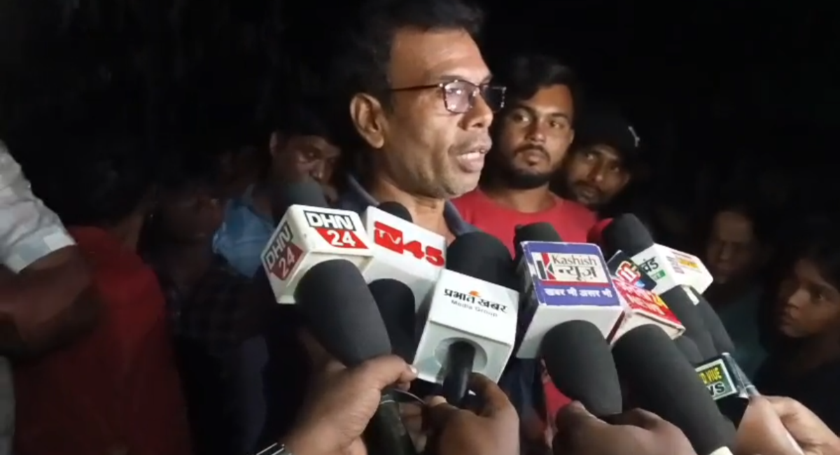 Dhanbad News: केसलपुर में बमबाजी से दहशत! दो ग्रामीण घायल, गुस्साए लोगों ने घेरा रामकनाली ओपी।