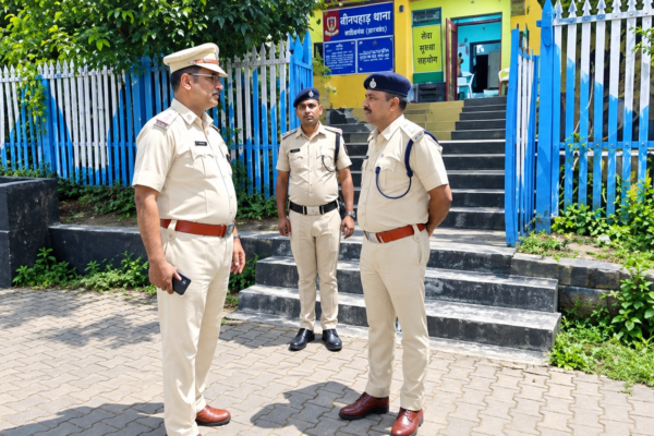 Sahibganj News: मालदा आरपीएफ कमांडेंट ने तीनपहाड़ स्टेशन का किया औचक निरीक्षण